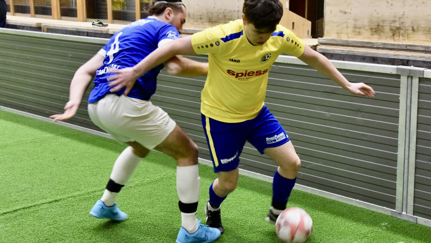 Au-Berneck – rechts im Bild Tobias Dierauer – bewies im Penaltyschiessen gegen Widnau Nervenstärke.