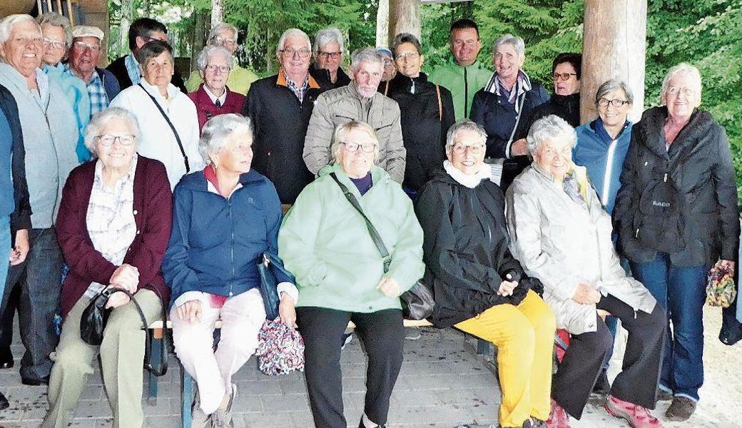 Fürs obligate Gruppenfoto suchte man Schutz unter dem Dach. 