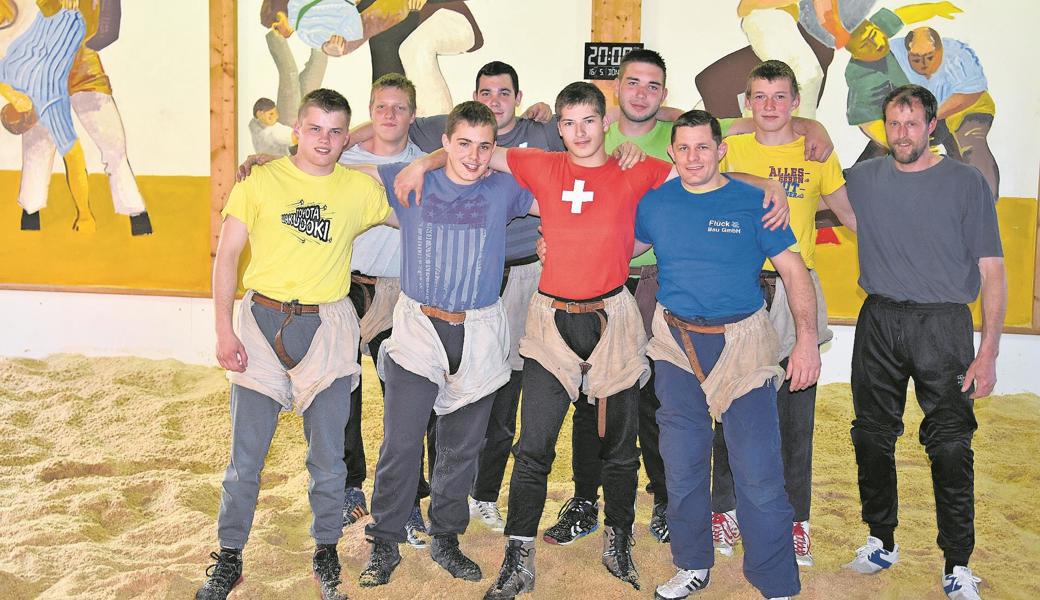 Der Technische Leiter Ignaz Rohner (rechts) mit einigen der jungen Schwinger des SK Mittelrheintal (von links): Daniel Schegg, Gian Schmid, Cedric Keller, Kjetil Fausch (Trainingsgast), Dean Burch, Janosch Kobler, Bruno Flück (Trainingsgast) und Maurice Hangartner. 