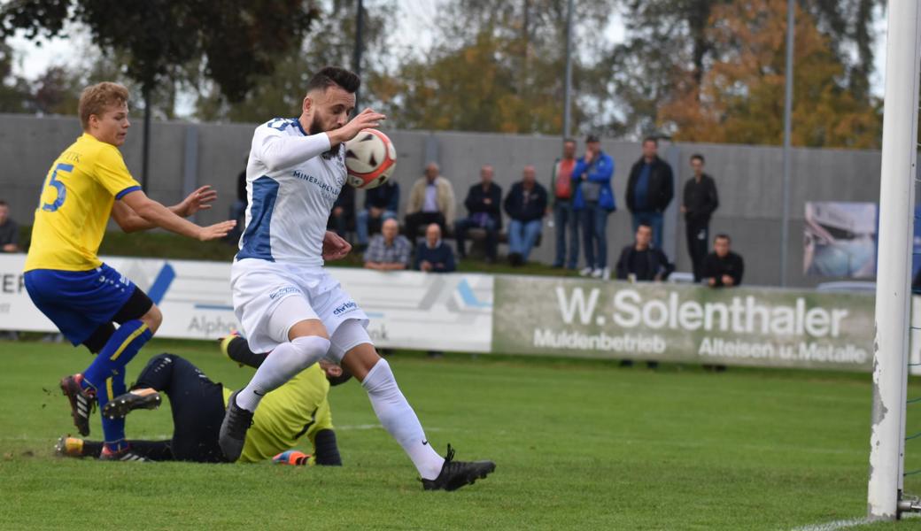 Rijad Abazi erzielt im September 2018 als St. Margrether Spieler ein Tor gegen Au-Berneck, das nun sein ex-Verein ist.