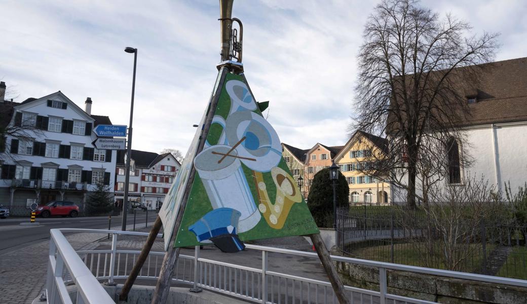 Vier Meter hoch erhebt sich die Jubiläumsskulptur über dem Dorfbach. 