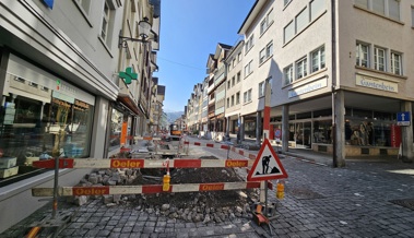 Absperrungen und Baumaschinen: In der Marktgasse sind  Bauarbeiten im Gange