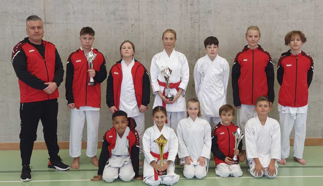 Sensei Hakan Gülbüz mit seinen Schülerinnen und Schülern an den Schweizer Meisterschaften.