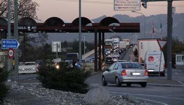 Fahrer ignoriert Anhaltezeichen der Polizei und flüchtet über die Grenze nach Österreich