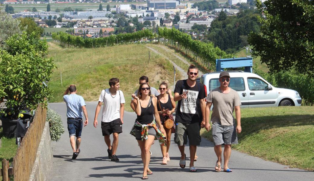 Die letzten Meter zu Fuss; ein Shuttle bringt die Besucherinnen und Besucher zum "Heimat"-Gelände.