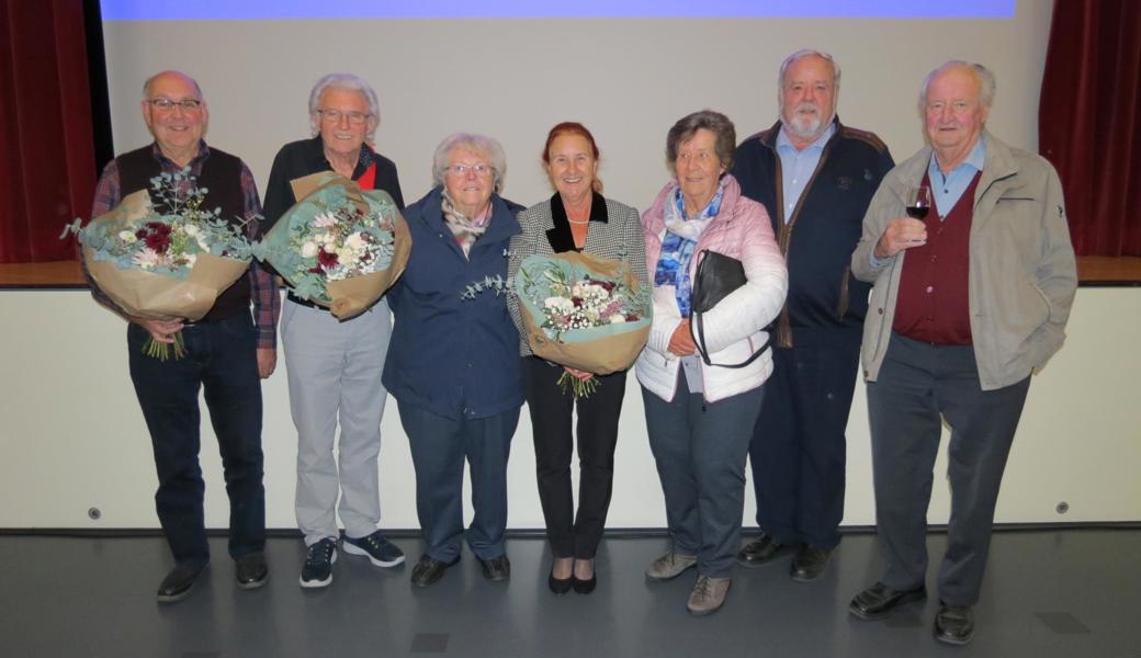 Zusammen mit René Schelling, Regieassistent (links), Filmer Peter Sonderegger(Zweiter von links) und Emerita Eggenberger, Kulturforum (Mitte), erschienen Dorli Kast (Dritte von links), Zita Wetli, Köbi Frei und Hans Kaufmann (von links) zum Fototermin.