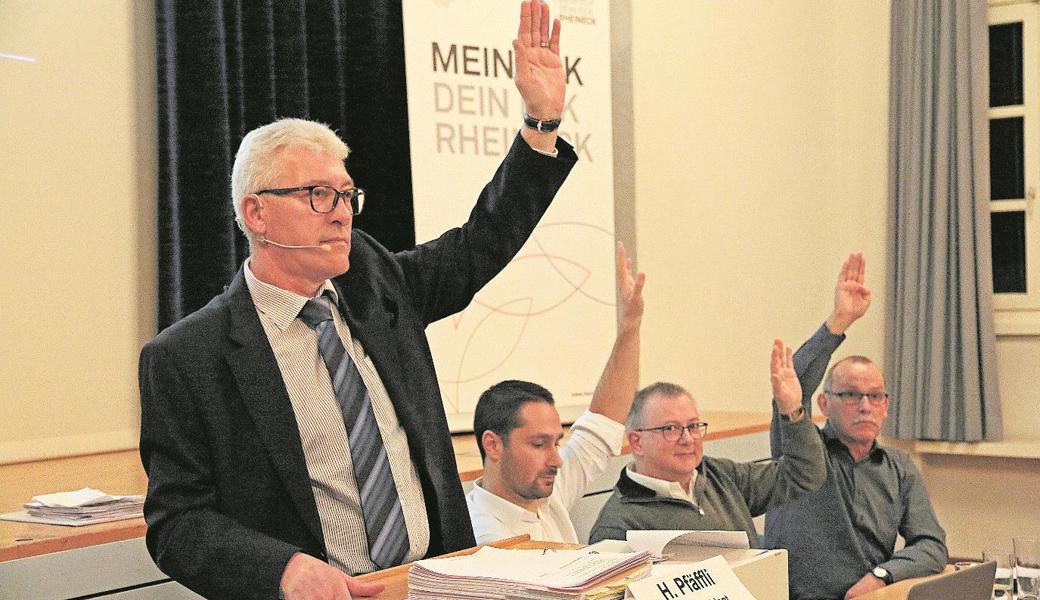 Derniere für den Stadtpräsidenten Hans Pfäffli (links) und Stadtschreiber Gabriel Macedo, rechts neben ihm. Es war ihre letzte Bürgerversammlung.Bild: hb