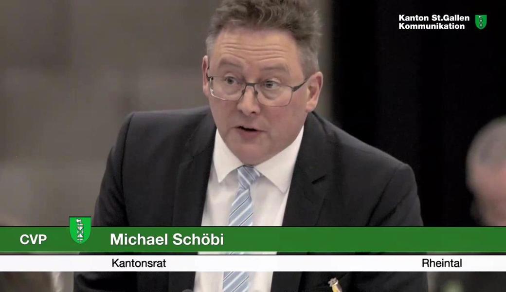 Michael Schöbi während der ausserordentlichen Maisession in der Olmahalle.