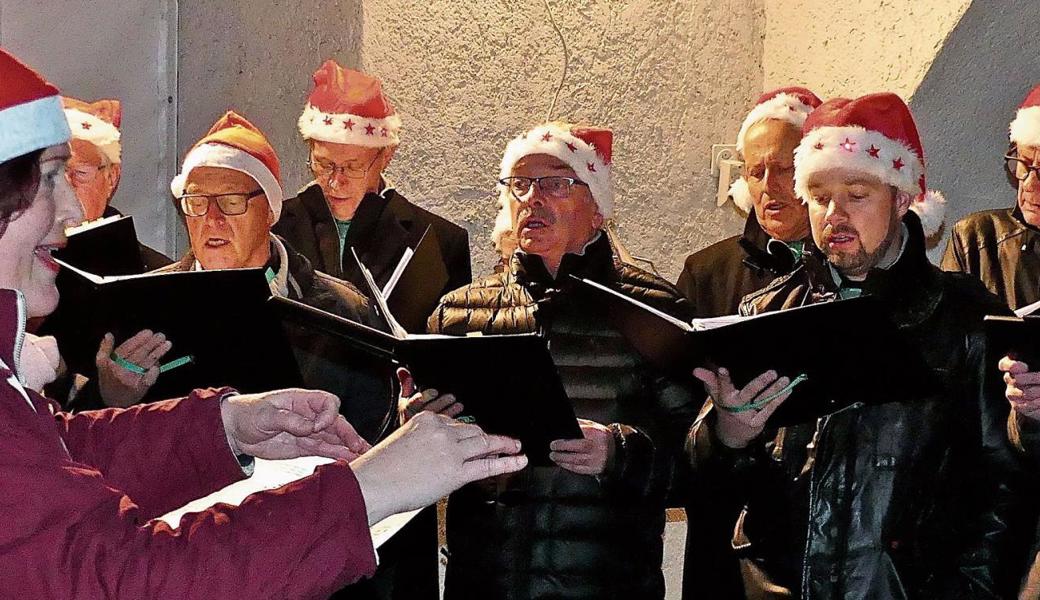 Der Männerchor Au Berneck gestaltete unter den Rathausbögen in Berneck ein fröhlich-feierliches Adventskonzert. 