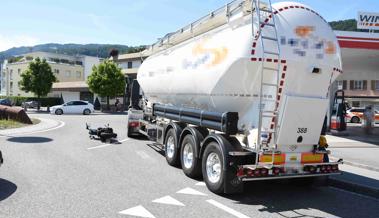 Unfall im Auer Kreisel - Fahrer im Sattelschlepper übersieht Töff