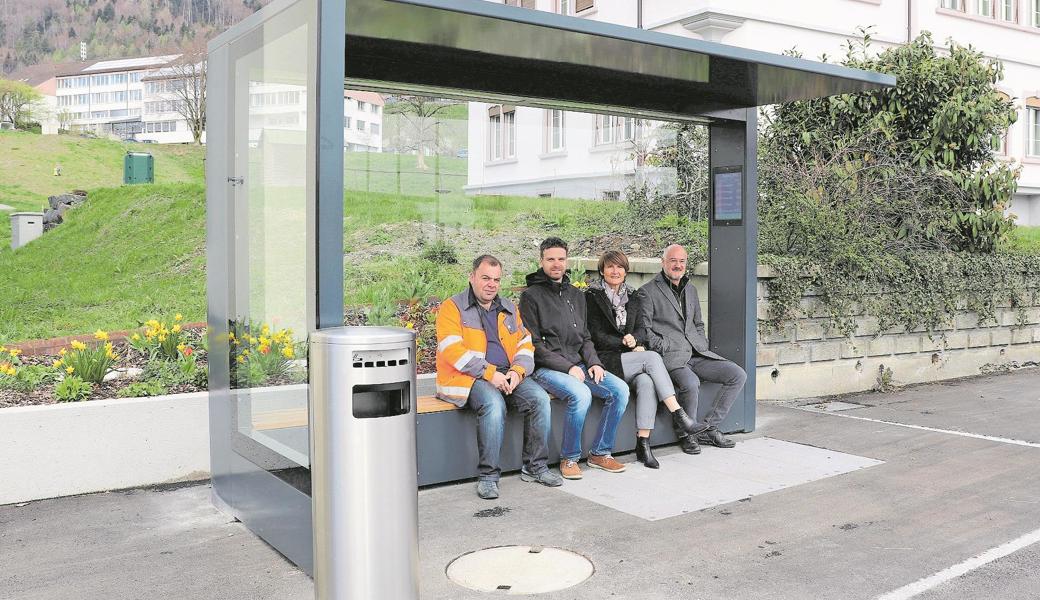 Bei der Übergabe des Bushäuschens (v. l.): Ivo Kobler (Tiefbau/Werke), Andreas Deterling (Angebot und Entwicklung RTB), Silvia Troxler (Gemeindepräsidentin), Marco Köppel (NEO Architektur AG).