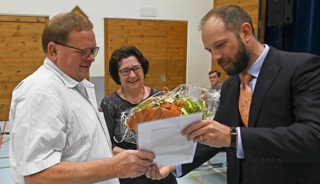 Michael und Heidi Schlegel bekommen von Gemeindepräsident Alex Arnold den Eichberger Anerkennungspreis 2022 überreicht.