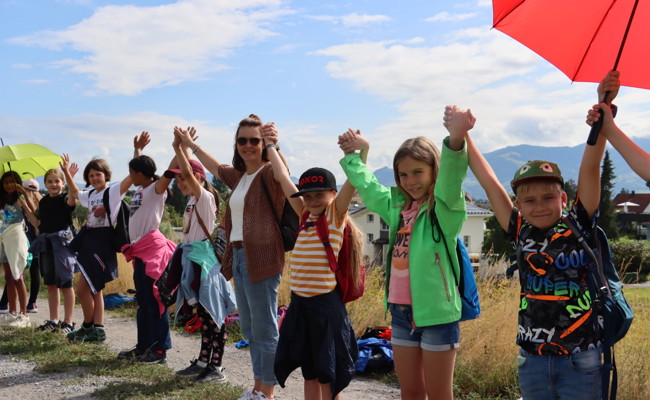 Eine Kette aus 4000 Kindern und eine Kunstflugshow der Luftwaffe