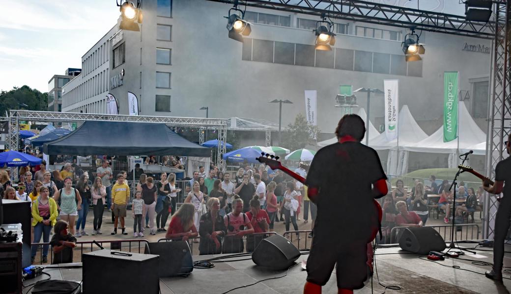 Gut zwei Stunden nach dem Unterbruch wegen des Sturms rockten «Kantholz» die Sommer-im-Park-Bühne, das Publikum war wieder da. 