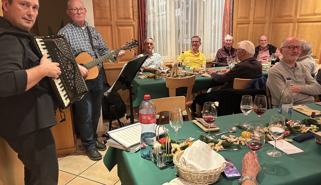 Begleitet von Dirigent Mihai Alexa am Akkordeon und Roman Langenegger an der Gitarre wurden frohe Lieder gesungen. Bild: René Jann