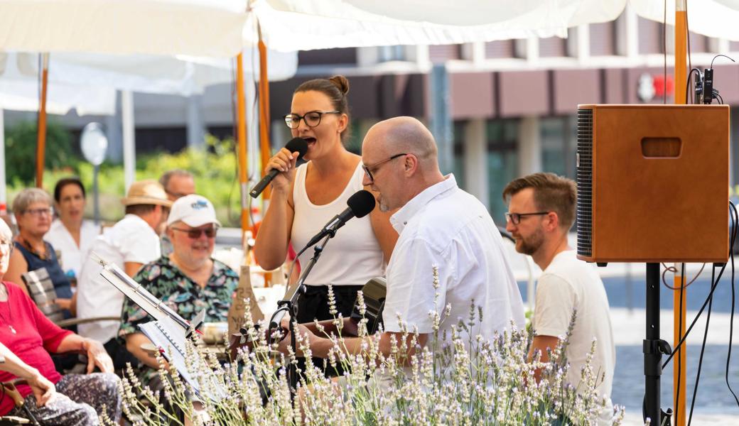 Stadtrat Andi Broger (rechts) unterstützt Just4Joy beim Konzert am Vormittag.