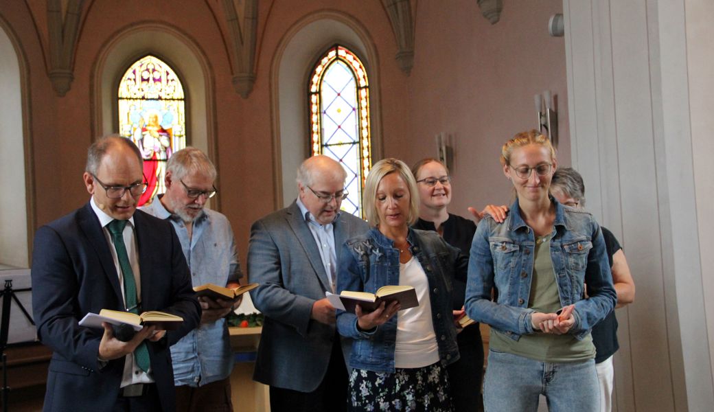 Mit dem Segen der Kirchenvorsteherschaft beginnt Michaela Vetsch (rechts vorne) ihre Mitarbeit in der Kirchgemeinde.