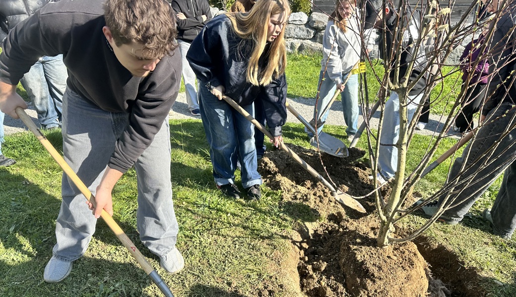 Aus Schulprojekt wird Realität: Schüler greifen selbst zur Schaufel