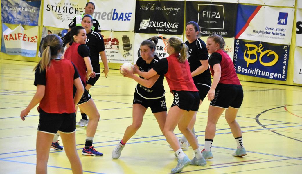 Kein Durchkommen für den HC Rheintal: Chiara Zoller (mit Ball) wird von der Appenzeller Abwehr gestoppt, beobachtet von den Mitspielerinnen Verena Schlichtling (hinten links) und Andrea Schuler. 