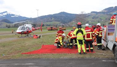 Feuerwehr übt Einsatz mit Helikopter