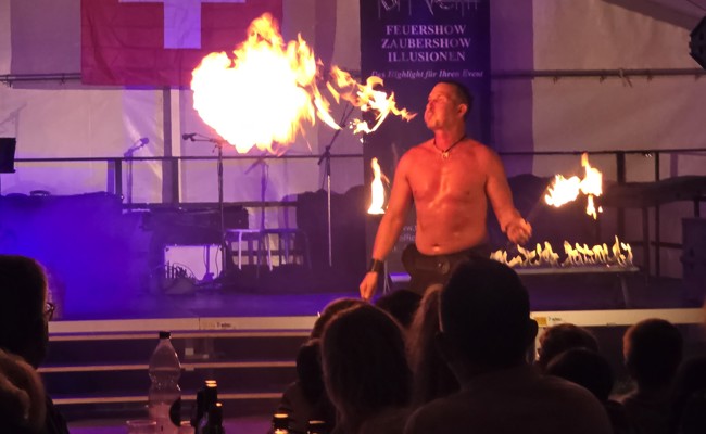 1.-August-Feier im Pärkli mit heisser Feuershow bei launischem Wetter