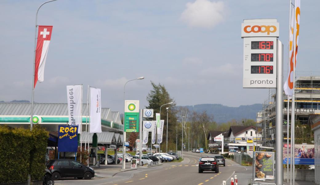 Drei Tankstellenshops in unmittelbarer Nähe. Links die BP-Tankstelle an der Tramstrasse 19, rechts vorne die Coop-Tankstelle, Tramstrasse 20, und hinten die Agip-Tankstelle, Tramstrasse 28. 