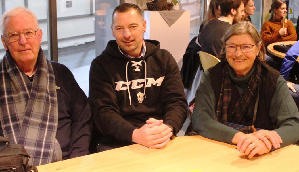 Andy Keller (Mitte) im Widnauer Eisbahnrestaurant mit seinen Eltern Reinhard und Trudi Keller aus Balgach.