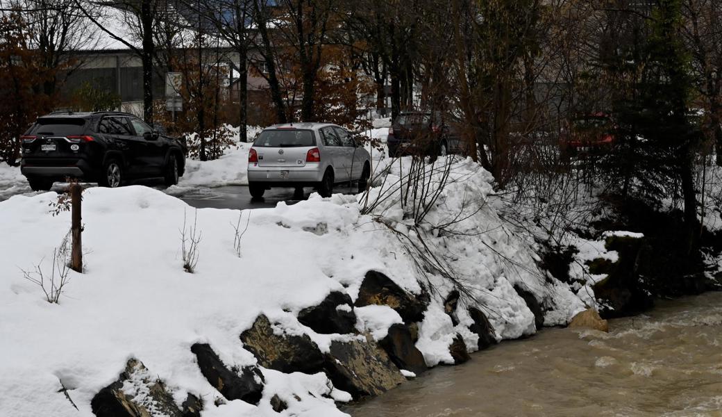 Vom Parkplatz zwischen Restaurant Badhof und Sportanlagen Gesa wurde Schnee gegen den Kesselbach hinab geschoben.