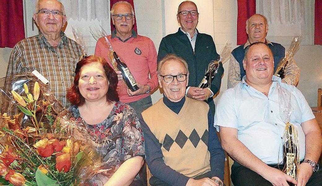 Im Fokus: Das neue Ehrenmitglied Helmut Rosskopf, flankiert von der neugewählten Dirigentin Márta Flesch und dem neuen Vorstandsmitglied Daniel Hutter sowie (hinten von links) die Vereinsjubilare Fred Köb, Paul Jordi, Heinz Hugentobler und Stefan Bischofberger.