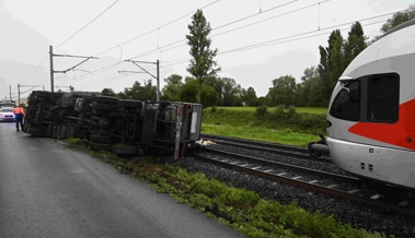 Lastwagen kippt auf Bahngleise und legt Zugverkehr lahm Lastwagen kippt auf Bahngleise und legt Zugverkehr lahm