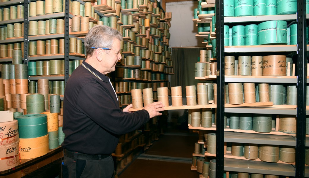 Über 30000 alte Lochkarten mit Dessins sind eingelagert. Jakob Sonderegger junior zeigt einige Beispiele.