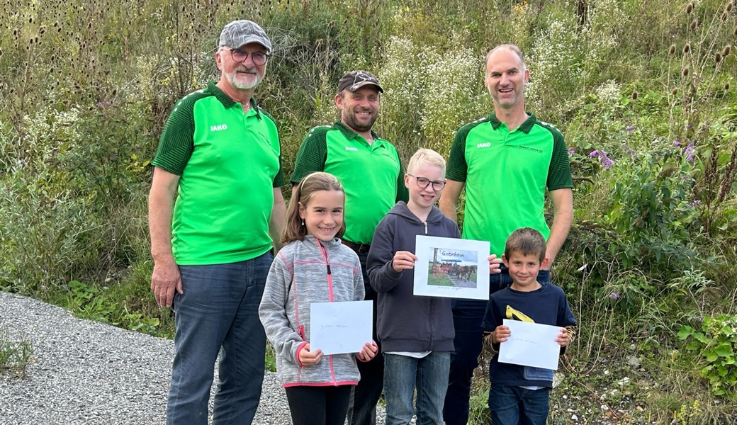 Bild: hinten v.l. Peter Dietsche (Geschäftsführer), Rolf Lüchinger (Deponieleiter der Robert König AG), Roger Dietsche (Projektleiter Aufwertung)   vorne v.l. Eliana Maruccia, Balgach (2. Preis: Gutschein Rest. Sonne Kriessern 150.-), Luca Sonderegger, Altstätten (1. Preis: Rösslifahrt für 12 Personen Wert 350.-), Simon Gschwend, Oberriet (3. Preis: Gutschein Rest. Sonne Kriessern 100.-) Bild: hinten v.l. Peter Dietsche (Geschäftsführer), Rolf Lüchinger (Deponieleiter der Robert König AG), Roger Dietsche (Projektleiter Aufwertung)   vorne v.l. Eliana Maruccia, Balgach (2. Preis: Gutschein Rest. Sonne Kriessern 150.-), Luca Sonderegger, Altstätten (1. Preis: Rösslifahrt für 12 Personen Wert 350.-), Simon Gschwend, Oberriet (3. Preis: Gutschein Rest. Sonne Kriessern 100.-)