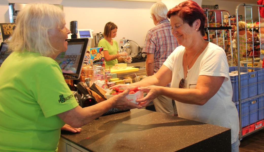 Jetzt gehen die letzten Schweizer Erdbeeren über den Ladentisch, so wie hier im «Go Poschta» in Widnau.