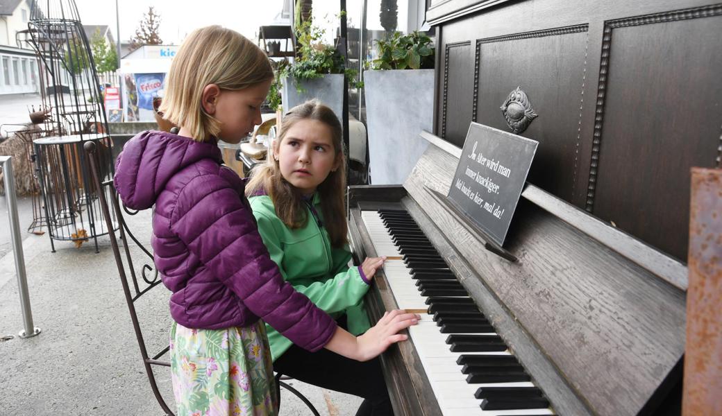 Joya (links) und Giulia sind zwei von vielen Kindern, die das Klavier ganz ungezwungen ausprobieren.