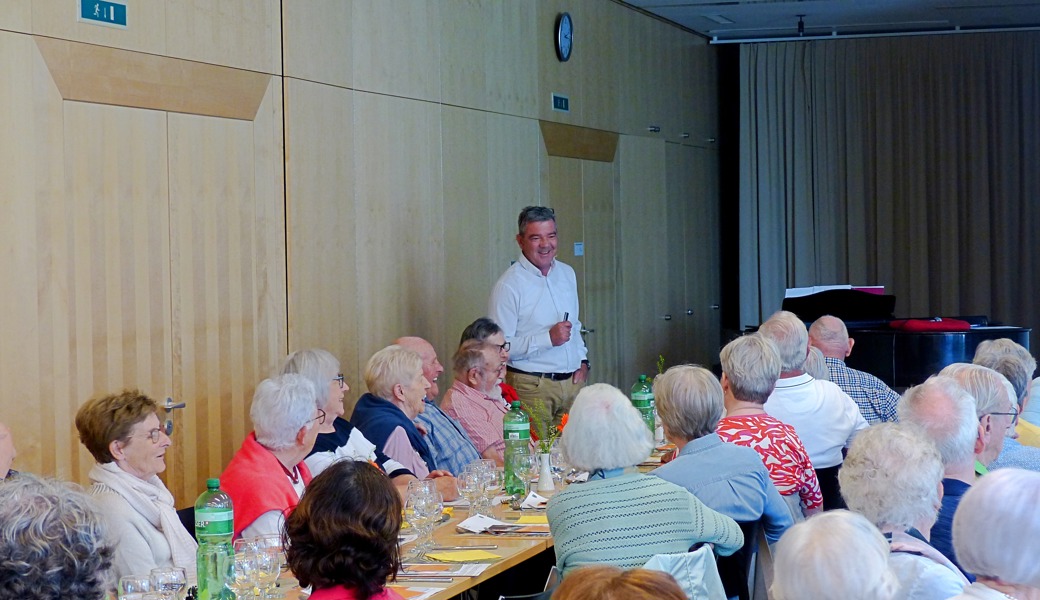 Urs Bücheler von der Kantonspolizei St. Gallen klärt die Seniorinnen und Senioren auf unterhaltsame Weise über die Tricks von Betrügern auf.