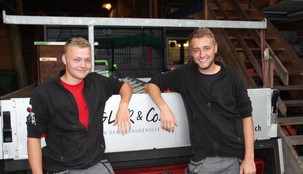 Pascal Steiger (links) und Pascal Sieber haben an vier Tagen mit vollem Einsatz geholfen, vom Hagel zerstörte Dächer behelfsmässig wieder zu decken. 
