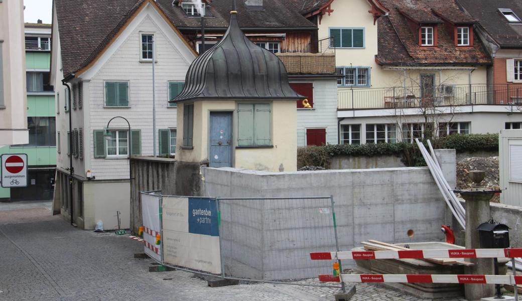 Ein Teil der neuen Mauer ist schon gebaut.