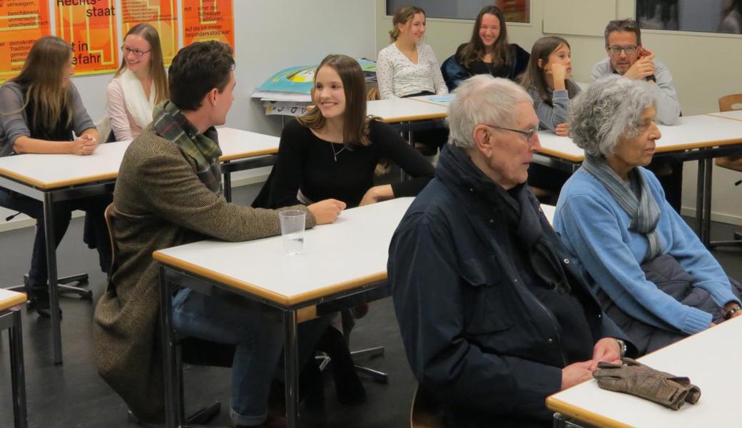 Gespannt warten die Besucher auf die Präsentation.