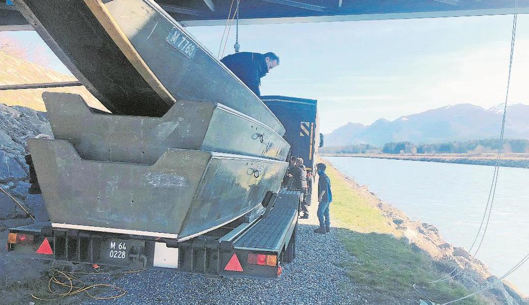 Freiwillige der Schweizer Armee lieferten die Boote direkt mit einem Armeefahrzeug an den Rhein.