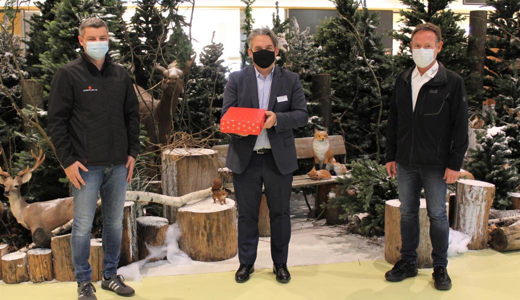 Gianfranco Bennardo, Zentrumsleiter Rheinpark (Mitte), übergibt die Gutscheine an Roger Gauderon, CEO Liosaplast AG (links), und Stefan Okle, CEO Samaplast AG (rechts). 