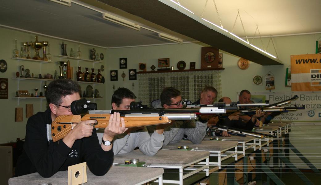  Luftgewehrschützen aus der ganzen Region beteiligten sich an der Dorfmeisterschaft Rüthi. 