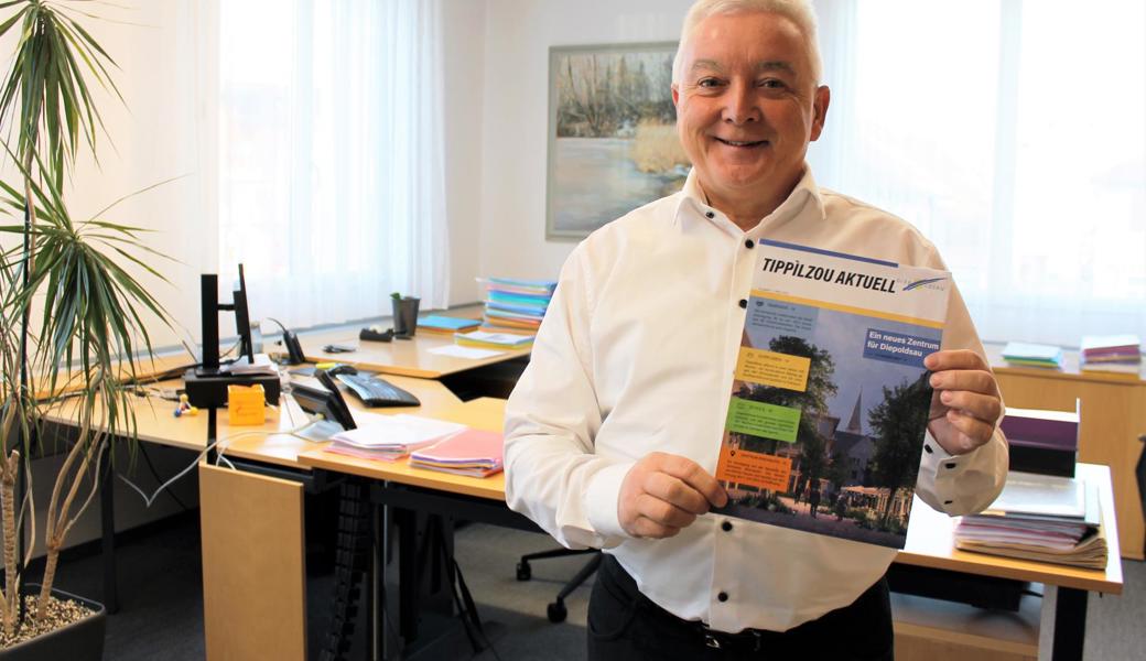 Gemeindepräsident Roland Wälter zeigt das neue Informationsblatt.