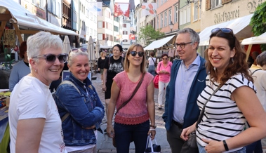 Am Maimarkt gibt es nebst Zuckerwatte und Gewürzen gratis Freesien