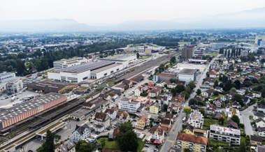 «Sama City» baut ganz auf den Bahnhof: Stadler und Schreinereischule beflügeln den Boom