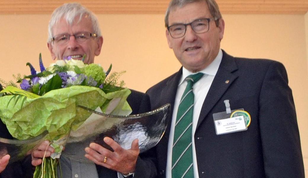Kantonalpräsident Jakob Büchler (rechts) gratuliert Paul Stieger persönlich zur Ehrung. 