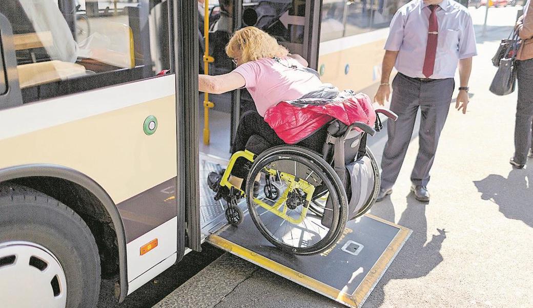 Wäre die Haltekante ein paar Zentimeter höher, käme die Frau im Rollstuhl einfacher in den Bus. 