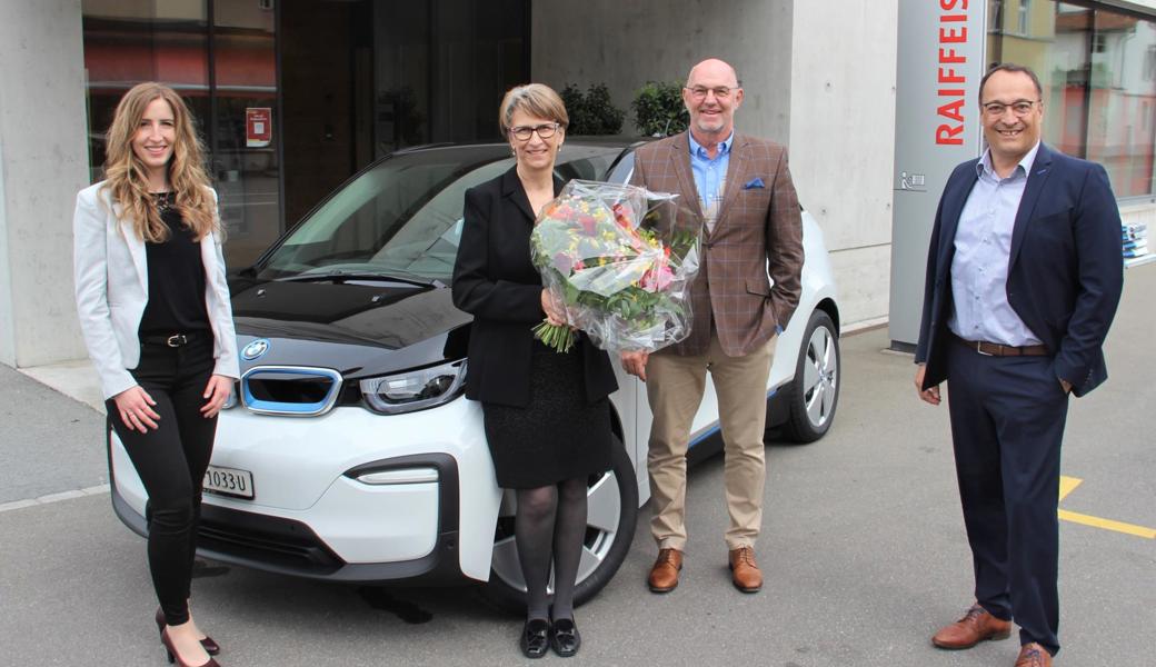 Cornelia Risch bekommt den Hauptpreis zusammen mit Blumen übergeben. Ihr gratulieren (v. l.) Deborah Bigger (Leiterin Marketing), Christian Jakob (VR-Präsident) und Oswald Wetli (GL-Vorsitzender) 