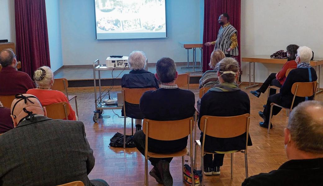 Pater Augustine führte die Besucher in die Welt seiner afrikanischen Heimat Ghana ein. 