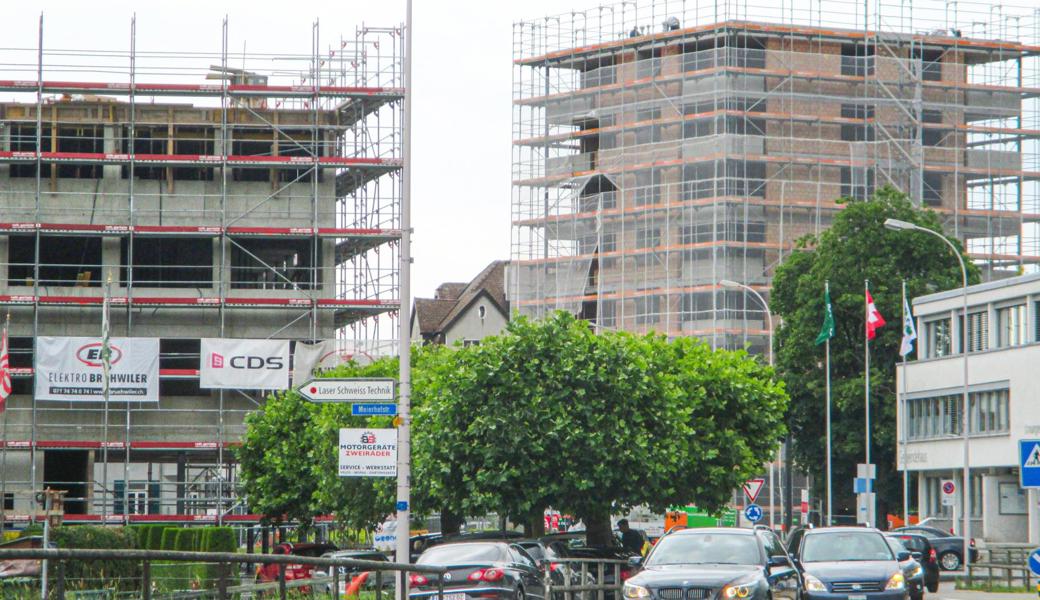 Blick auf die beiden dominanten Neubauten im Zentrum von St.Margrethen. Ganz rechts das Gemeindehaus.