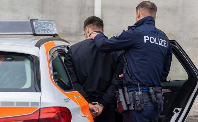 Razzia am frühen Morgen: Bedeutender Schlag gegen internationalen Drogenhandel